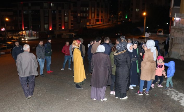 Karabük'te elektriksiz kalan site sakinleri müteahhide tepki gösterdi
