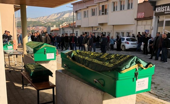 Karabük'teki kazada ölen aynı aileden 4 kişinin cenazeleri Burdur'da toprağa verildi