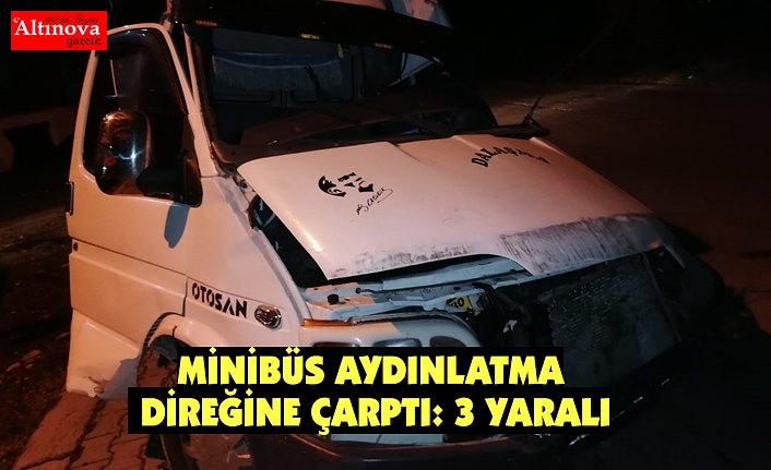 MİNİBÜS AYDINLATMA DİREĞİNE ÇARPTI: 3 YARALI