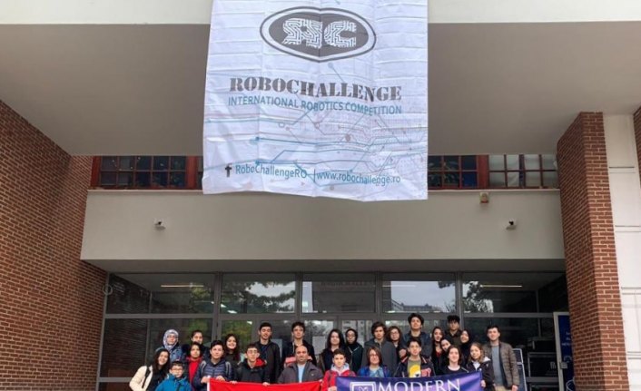 Modern Eğitim Kurumları, Romanya'dan dünya ikincisi olarak döndü