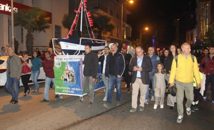 Öğrenciler için gemi maketiyle yardım topladılar