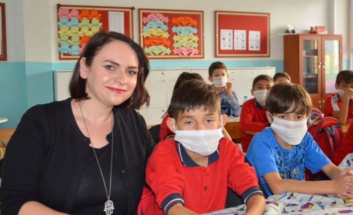 Öğrenciler lösemi hastaları için derse maskeyle girdi
