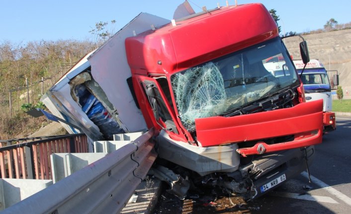 Ordu'da kamyon bariyere devrildi