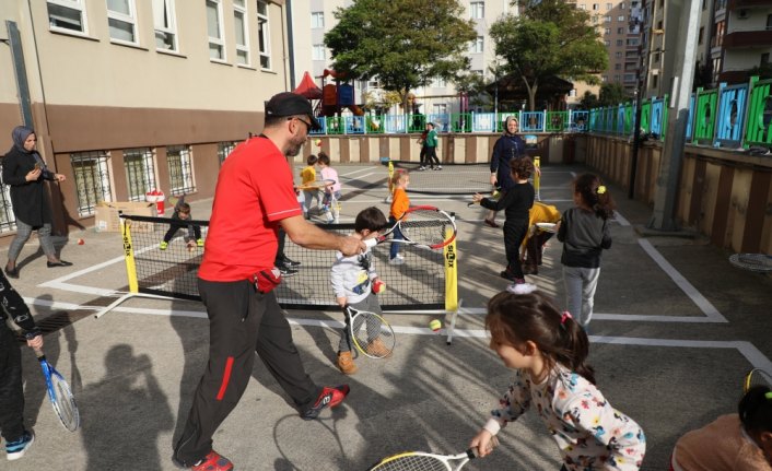 Rize'de okul öncesi çocuklar tenisle tanıştı