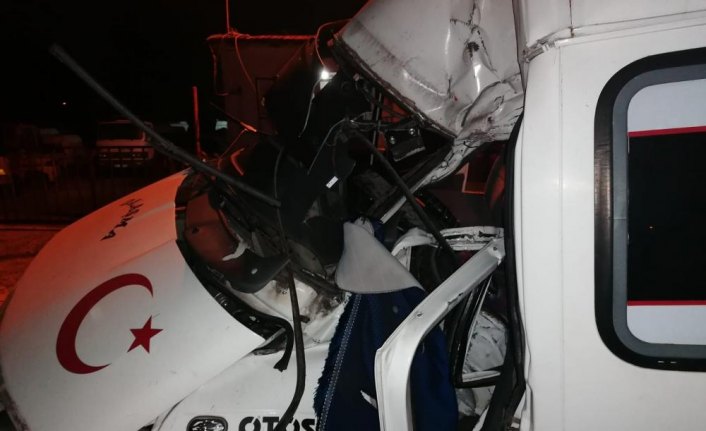 Samsun'da minibüs aydınlatma direğine çarptı: 3 ağır yaralı