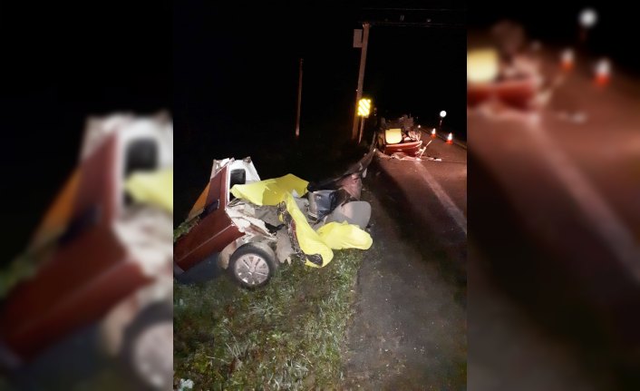 Sinop'ta direğe çarpan otomobil ikiye bölündü, sürücü yaralandı