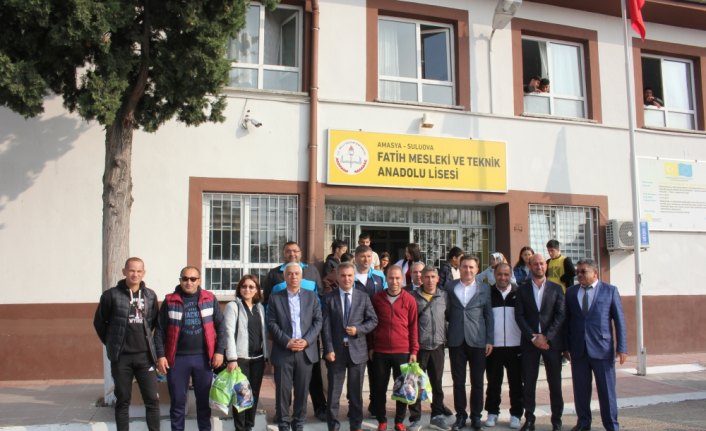 Suluova'da okullara spor malzemesi dağıtıldı