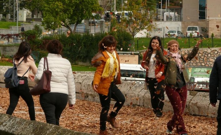 Tarihi köprüde sonbahar etkinliği