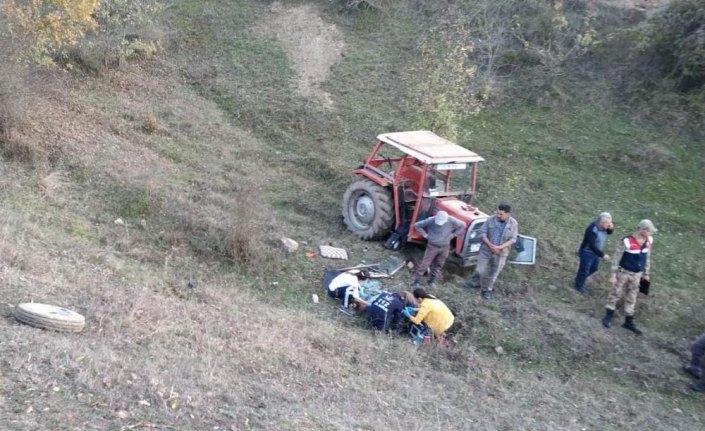 Tarlasını sürerken uçuruma yuvarlanan traktörün sürücüsü öldü