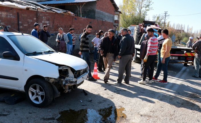 Tokat'ta traktör ile otomobil çarpıştı: 2 yaralı