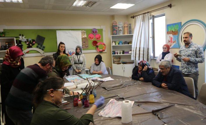 Toplum ruh sağlığı merkezindeki hastalara ebru sanatıyla terapi