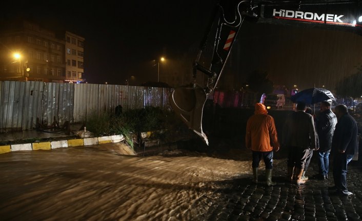 Trabzon'da sağanak yaşamı olumsuz etkiledi