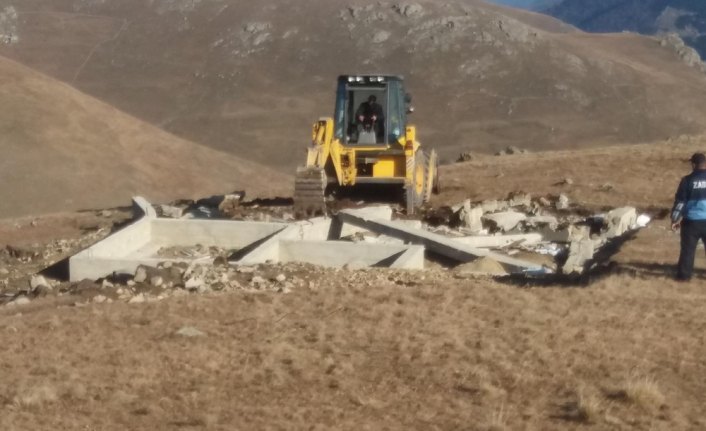 Trabzon'da yaylalardaki 9 kaçak yapının inşaat temeli kapatıldı