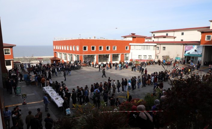 Üniversite öğrencileri festivalde 1 ton hamsi tüketti