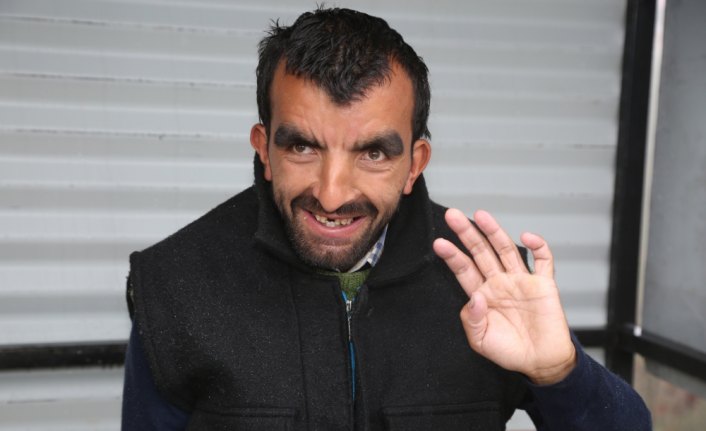 Zihinsel engelli genç araçlara yol kenarındaki 