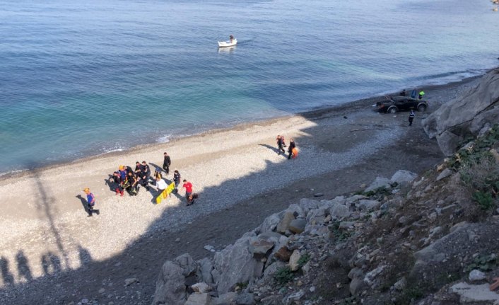Zonguldak'ta deniz kenarına düşen kamyonetin sürücüsü yaralandı
