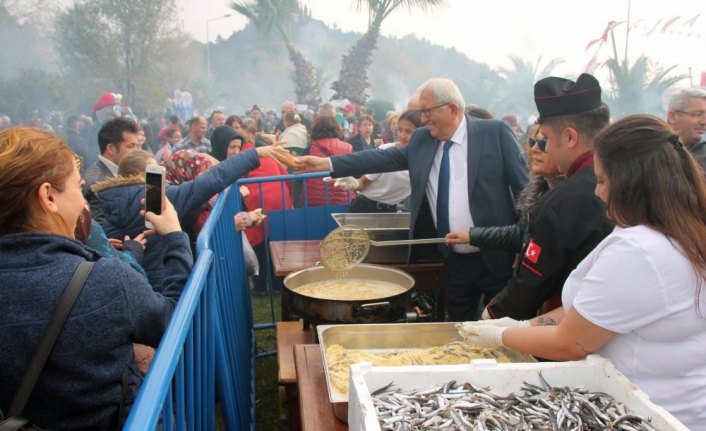 Zonguldak'ta düzenlenen hamsi festivalinde 10 ton balık dağıtıldı