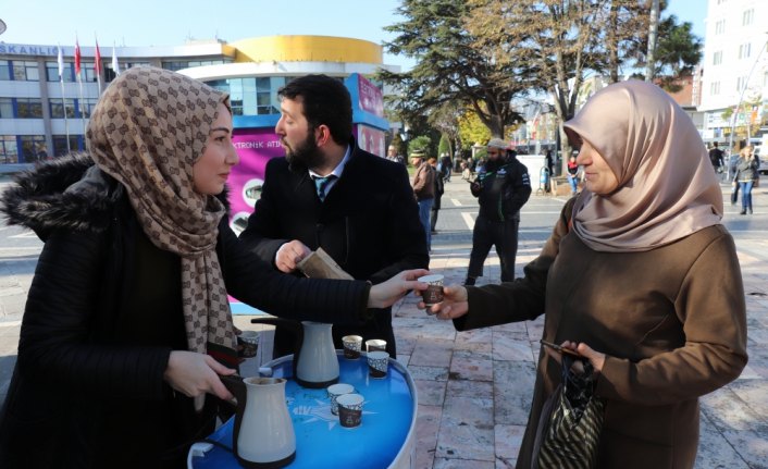 AK Partili gençler kahve ikramında bulundu