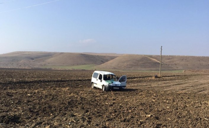 Amasya'da hafif ticari araç devrildi: 3 yaralı