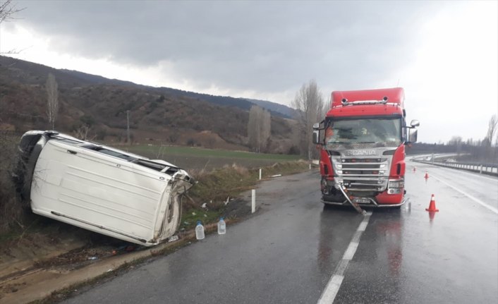 Amasya'da minibüs ile tır çarpıştı: 3 yaralı