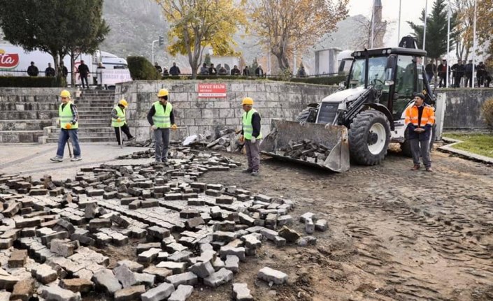 Amasya'da Yavuz Selim Meydanı yenileniyor