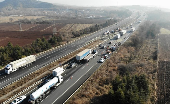 Anadolu Otoyolu'nda devrilen tır ulaşımı aksattı