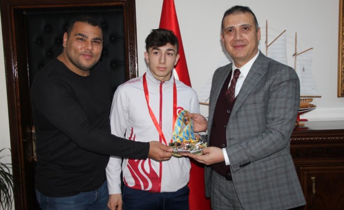 Avrupa şampiyonu halterci Yusuf Fehmi Genç, altınla ödüllendirildi