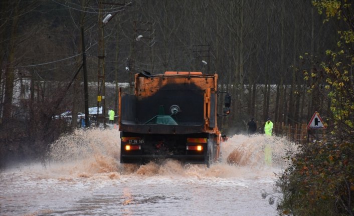 Bartın'da sağanak nedeniyle dere taşınca Bartın-Kurucaşile kara yolu kapandı