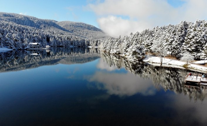 Beyaz örtüyle kaplanan Gölcük Tabiat Parkı büyülüyor