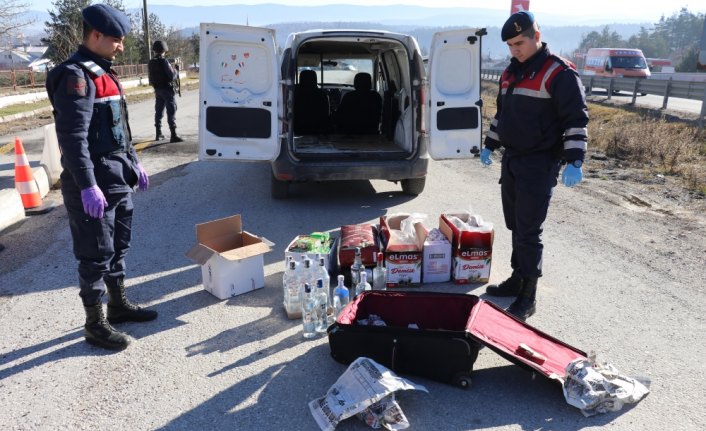 Bolu Dağı'nda yapılan yol kontrolünde kaçak içki ele geçirildi