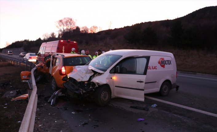 Bolu'da hafif ticari araç taksiyle çarpıştı: 1 ölü, 2 yaralı