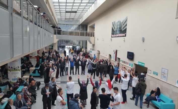 Bolu'da hasta ve yakınları muayene sırası beklerken spor yapıyorlar