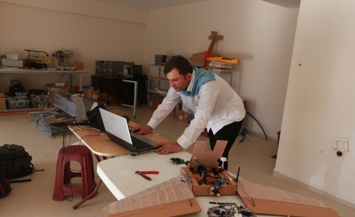 Çocukluk hayalini, kurduğu atölyede gerçekleştiriyor