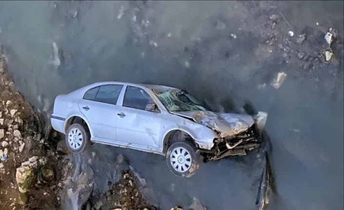 Düzce'de dere yatağına devrilen otomobildeki 3 kişi yara almadan kurtuldu