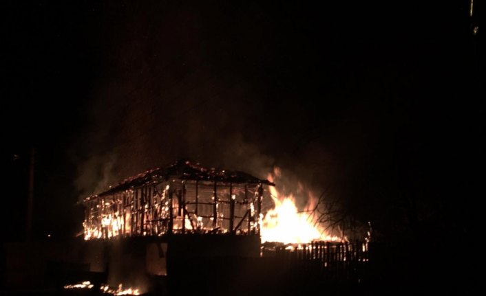 Düzce'de samanlıkta çıkan yangında maddi hasar oluştu