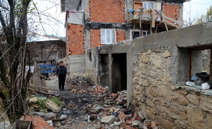 Eviyle müzik aletleri de yanan müzisyen destek bekliyor