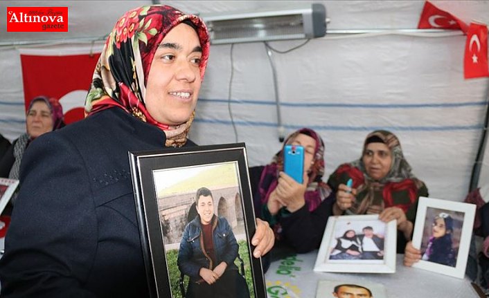 Evladına kavuştu oturma eylemi yapan annelere koştu