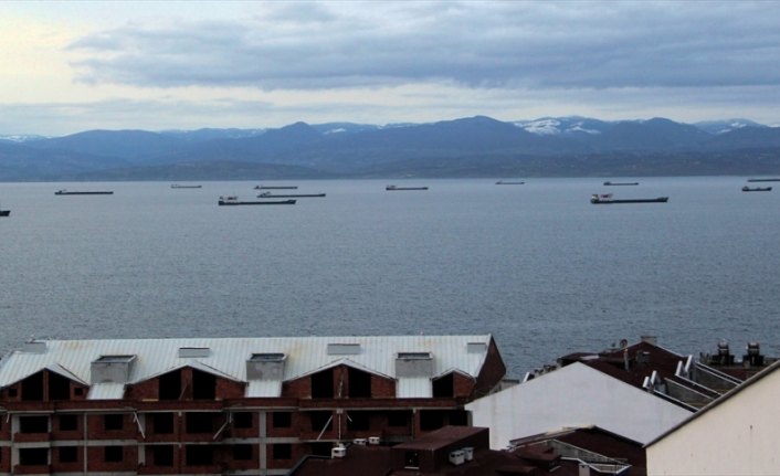 Fırtınadan kaçan gemiler Sinop doğal limanına sığındı
