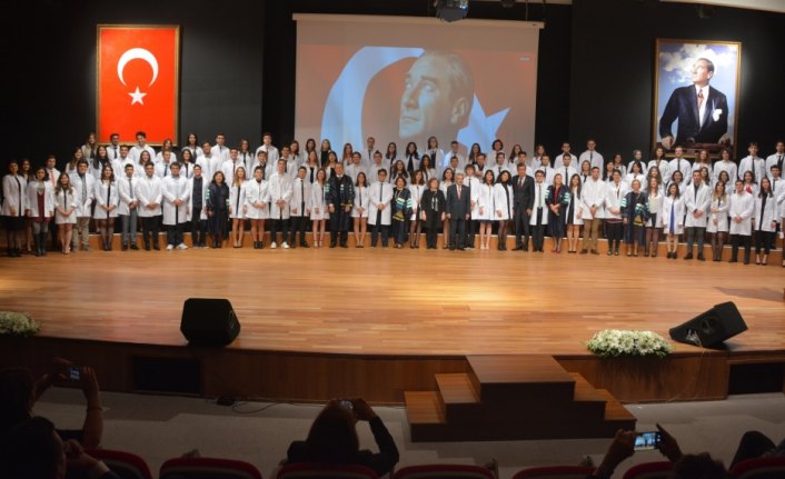 Geleceğin diş Hekimleri önlüklerini törenle giydi