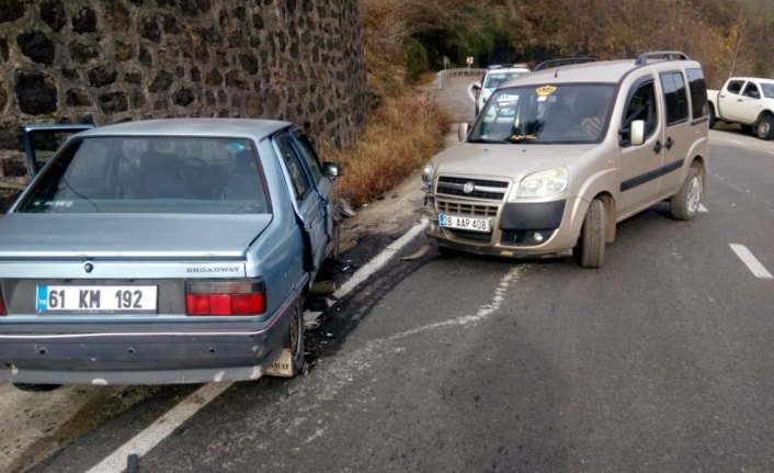 Giresun'da hafif ticari araç ile otomobil çarpıştı: 2 yaralı