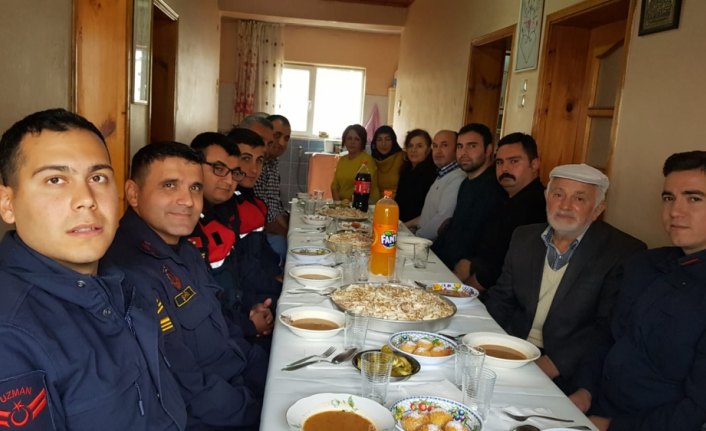 Gönüllüler şehit aileleri ile bir araya gelerek acılarını paylaşıyor