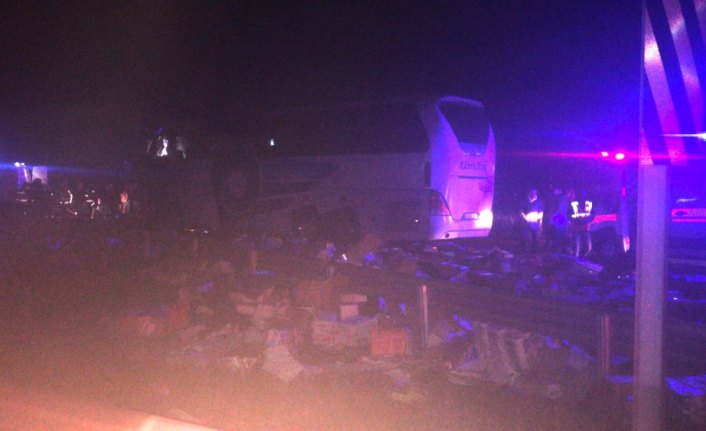 GÜNCELLEME - Düzce'de yolcu otobüsüyle kargo tırı çarpıştı: 2 ölü, 23 yaralı