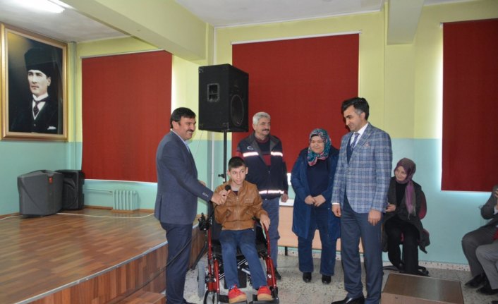 Karabük'te lise öğrencileri kermes geliriyle engelli gence akülü sandalye aldı