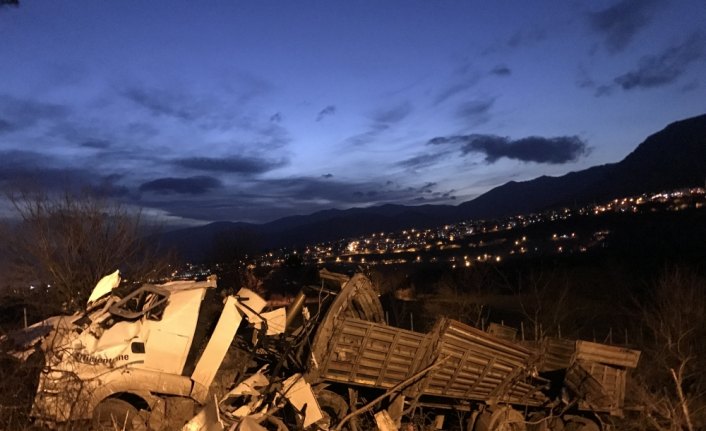 Karabük'te şarampole devrilen tırın sürücüsü öldü