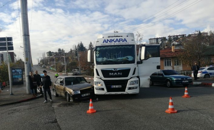 Karabük'te tır ile otomobil çarpıştı: 2 yaralı