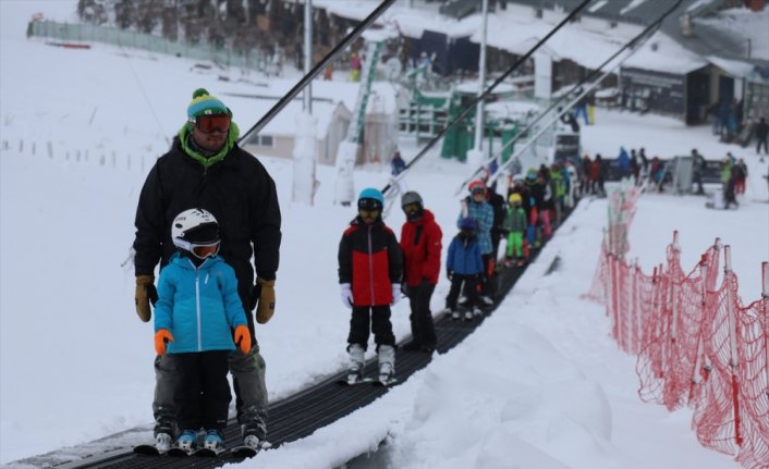 Kartalkaya'da kar yağışı etkili oluyor