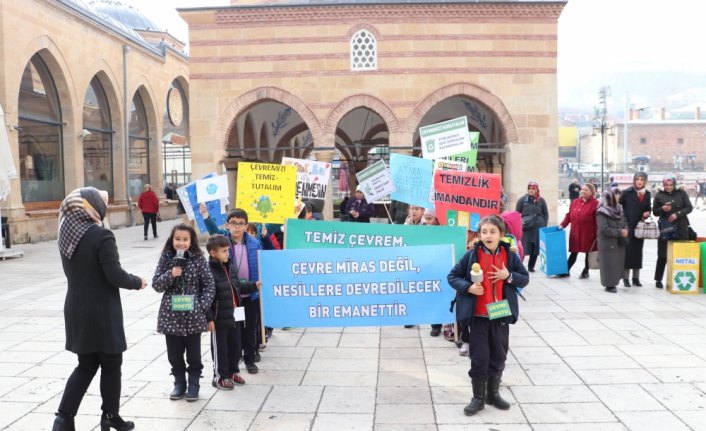 Kastamonu'da ilkokul öğrencilerinden büyüklerine çöp uyarısı