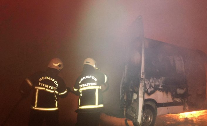 Merzifon'da park halindeki minibüs yandı