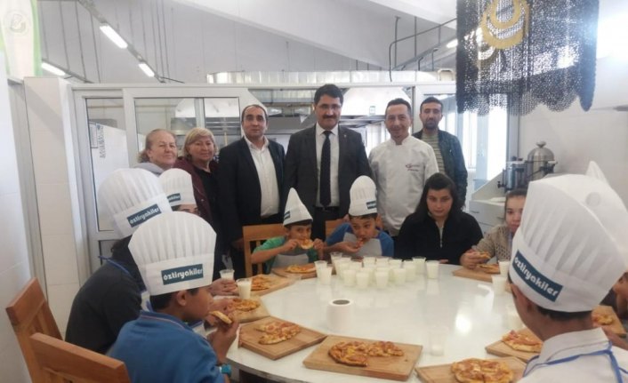 Özel öğrenciler aşçı önlüğü giyerek yemek yaptı