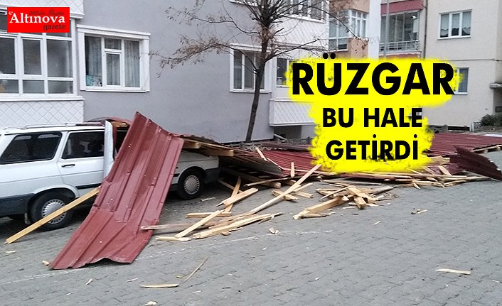 Rüzgar nedeniyle uçan çatı otomobillere zarar verdi